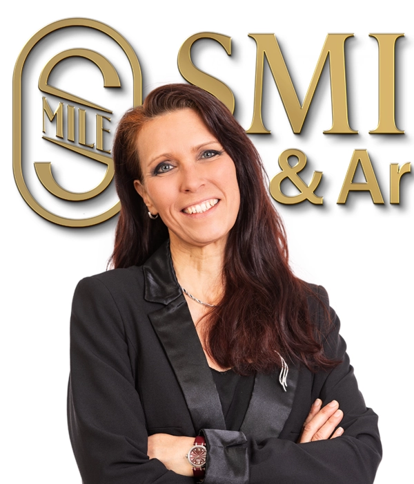 Michaela Leihtner SMILE & Arts Logo im Hintergrund der Gründerin.