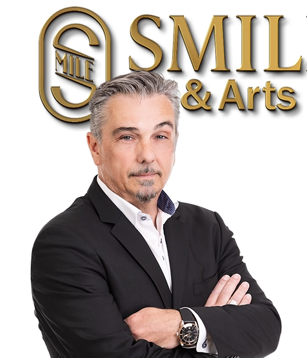 Franz Harnacker SMILE & Arts Logo im Hintergrund des Gründers.